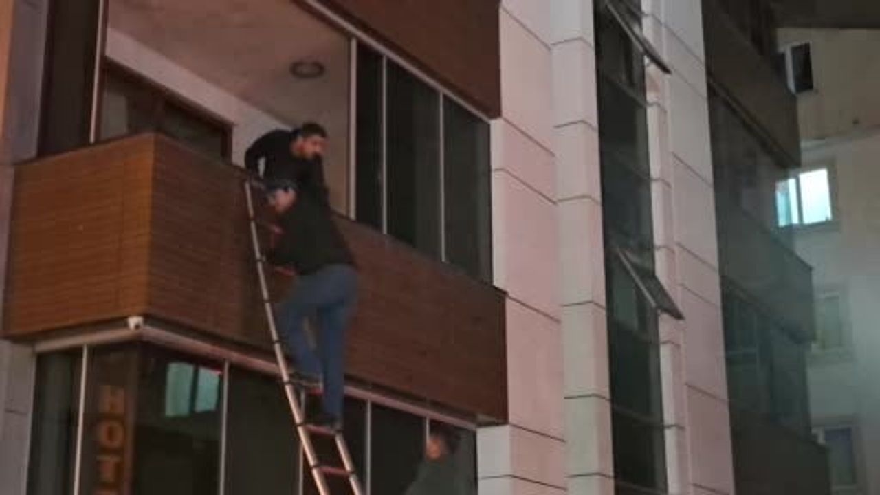 Bursa'daki Otel Yangını: Mahsur Kalan Vatandaşlar İtfaiye Ekipleri Tarafından Kurtarılıyor