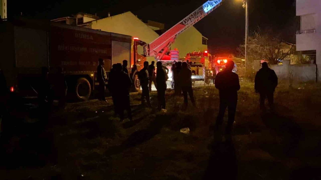 Bursa İnegöl'de 3 Katlı Binada Çatı Yangını