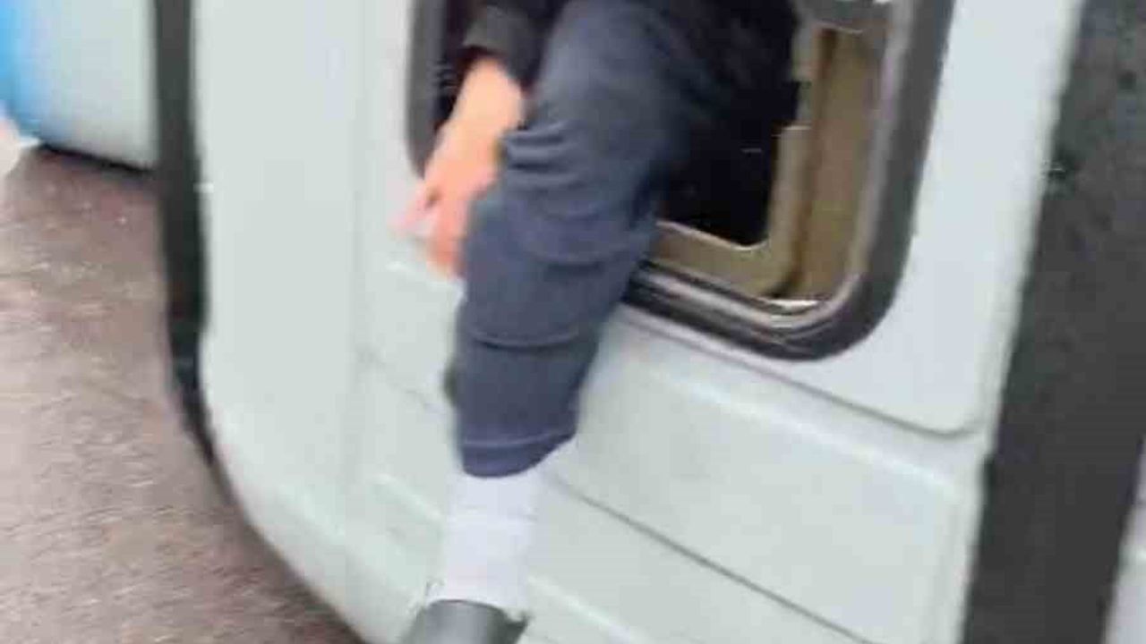 Bursa-İstanbul Otobanında Fırtına Tırı Devrildi