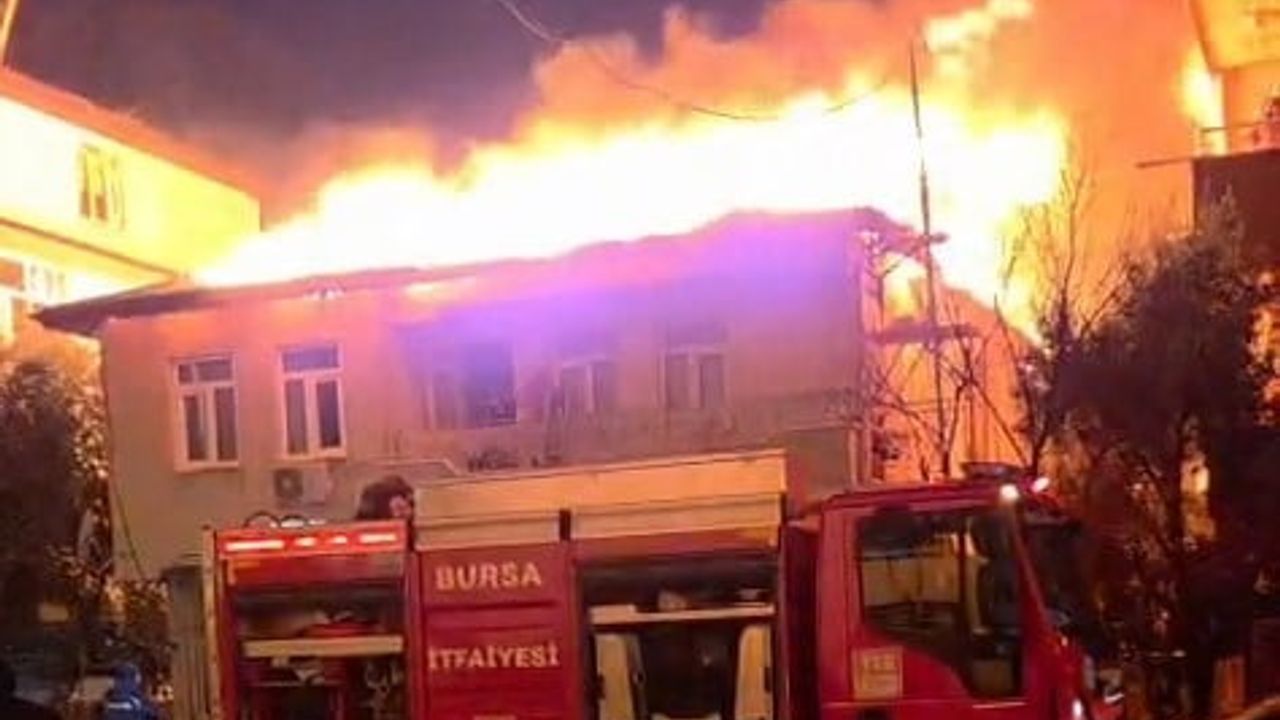 Bursa İznik'te İki Katlı Evde Yangın