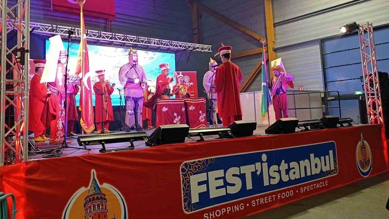 Bursa Mehter Takımı Paris'te Anadolu Türk Kültür Festivali'nde Sahne Aldı