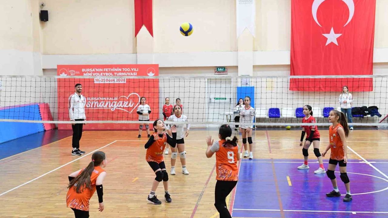 Bursa'nın 700. Yılına Özel Mini Voleybol Turnuvası Başladı