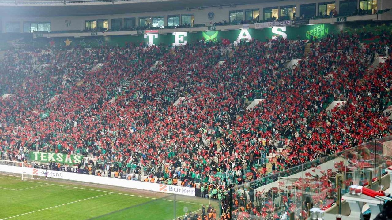 Bursaspor Tribünleri Türk Bayrakları ile Şenlendi