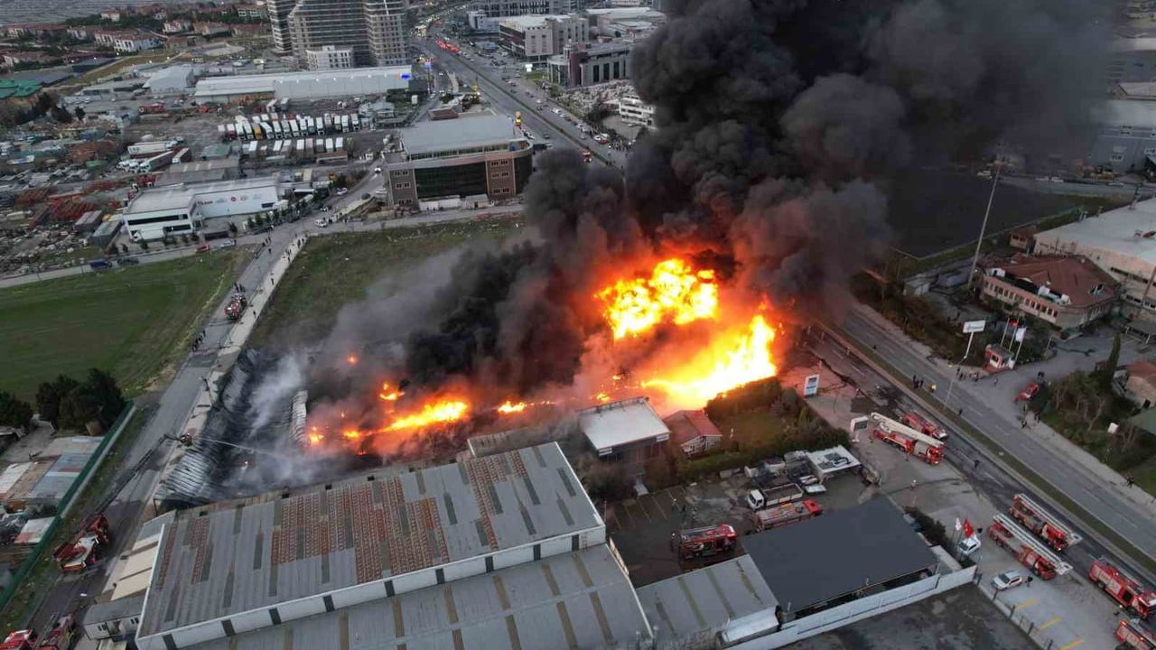 Büyükçekmece’de Plastik Kasa Fabrikasında Yangın Çıktı