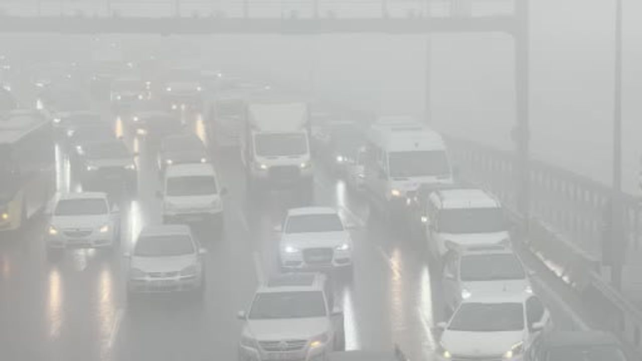 Büyükçekmece'de Yoğun Sis Trafik Yoğunluğu Yarattı