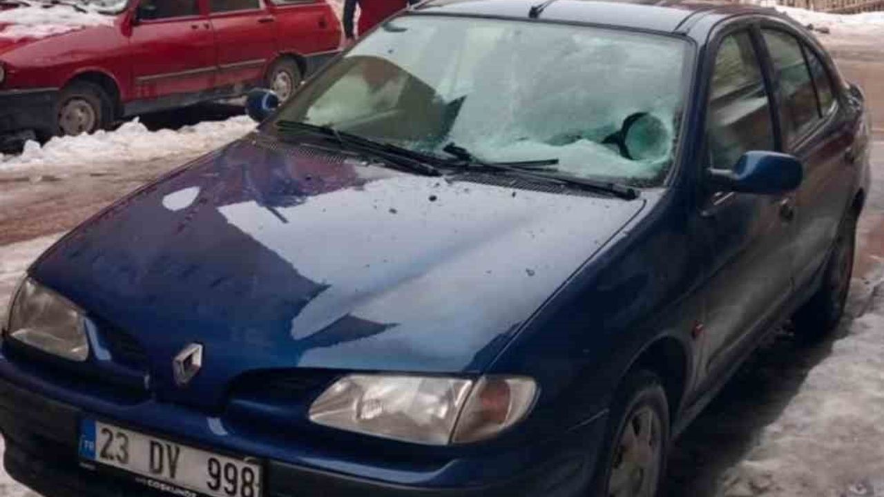 Buz Düşmesi Araçta Hasara Yol Açtı