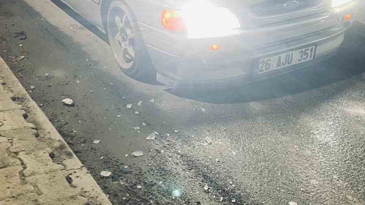 Buz Sarkıtı Araç Camını Kırdı