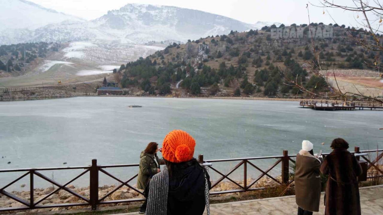 Buz Tutmuş Ardıçlı Gölü Kış Manzaralarıyla Büyülüyor