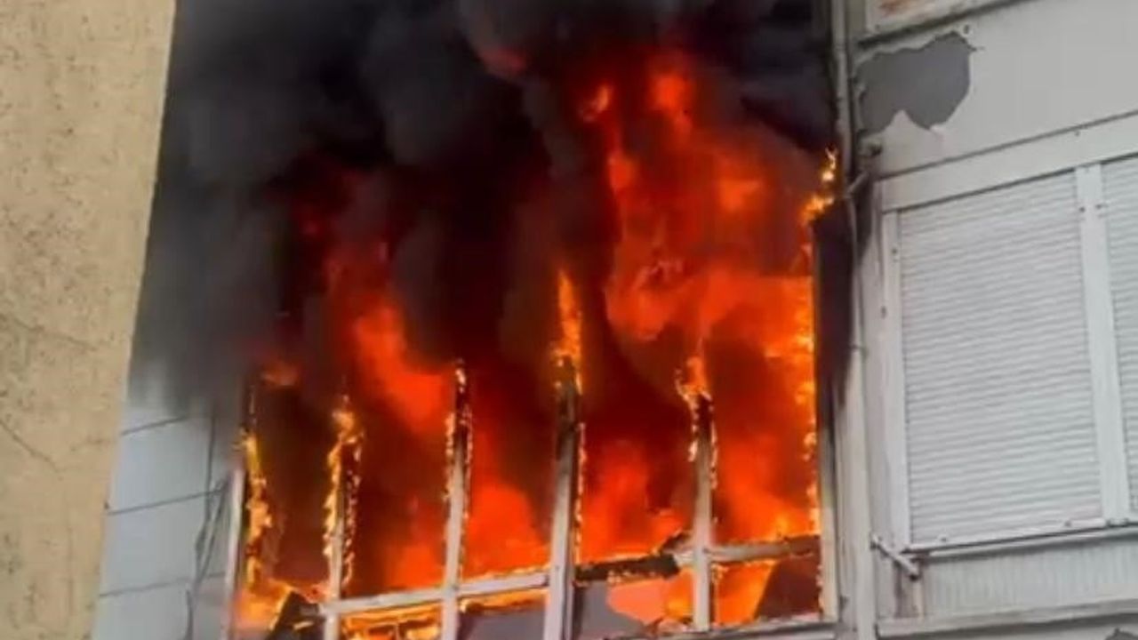 Buzdolabı Motoru Yangınında Evi Harabeye Çevirdi