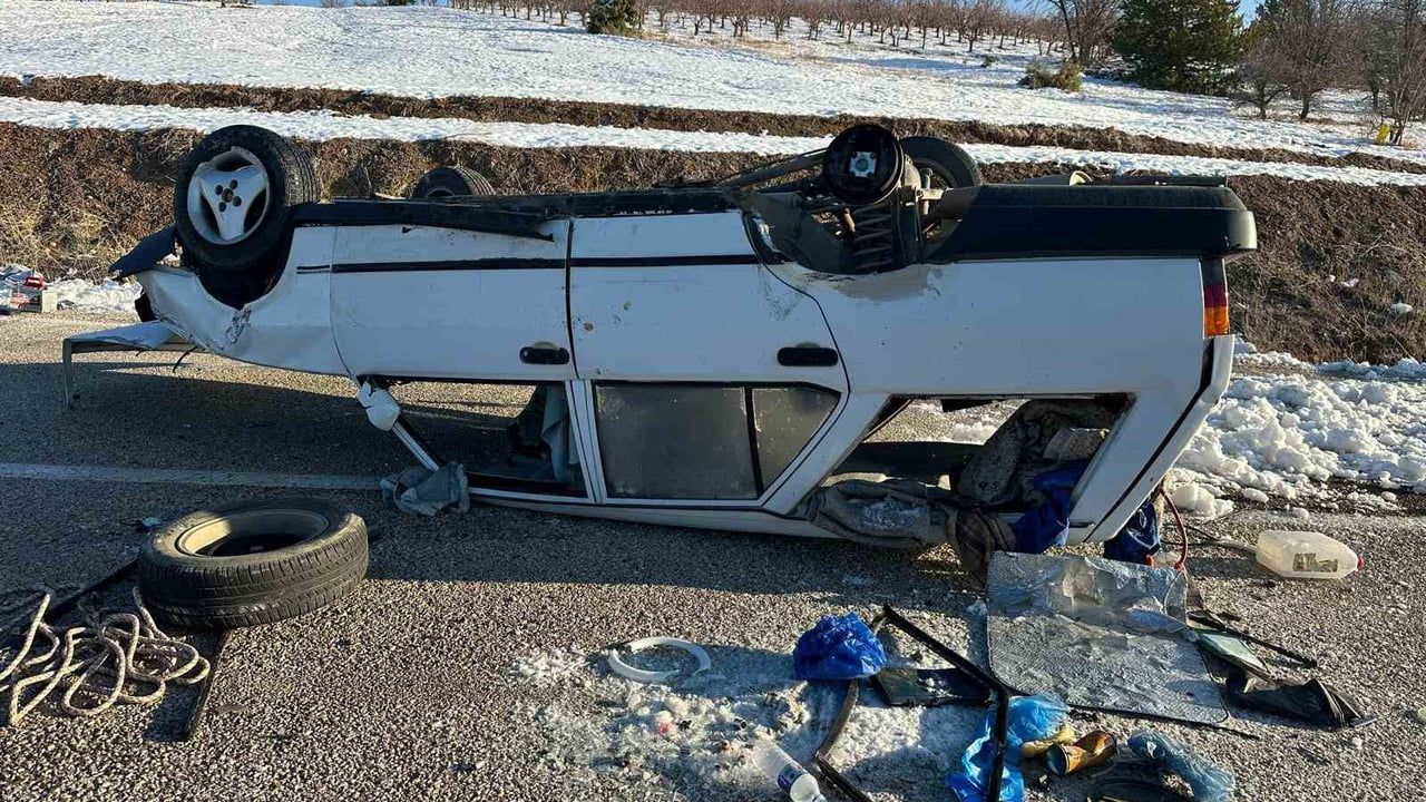 Buzla Kaygan Yolda Takla Atan Araçta Sürücü Sağ çıktı