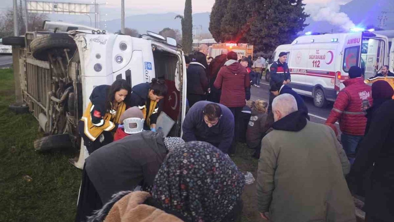 Buzlanan Yolda Minibüs Devrildi: 16 Yaralı