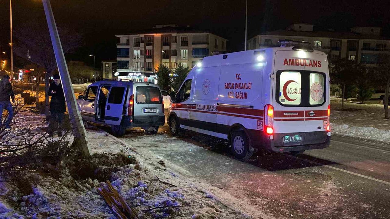 Buzlanma Kazası: Elazığ'da 4 Yaralı