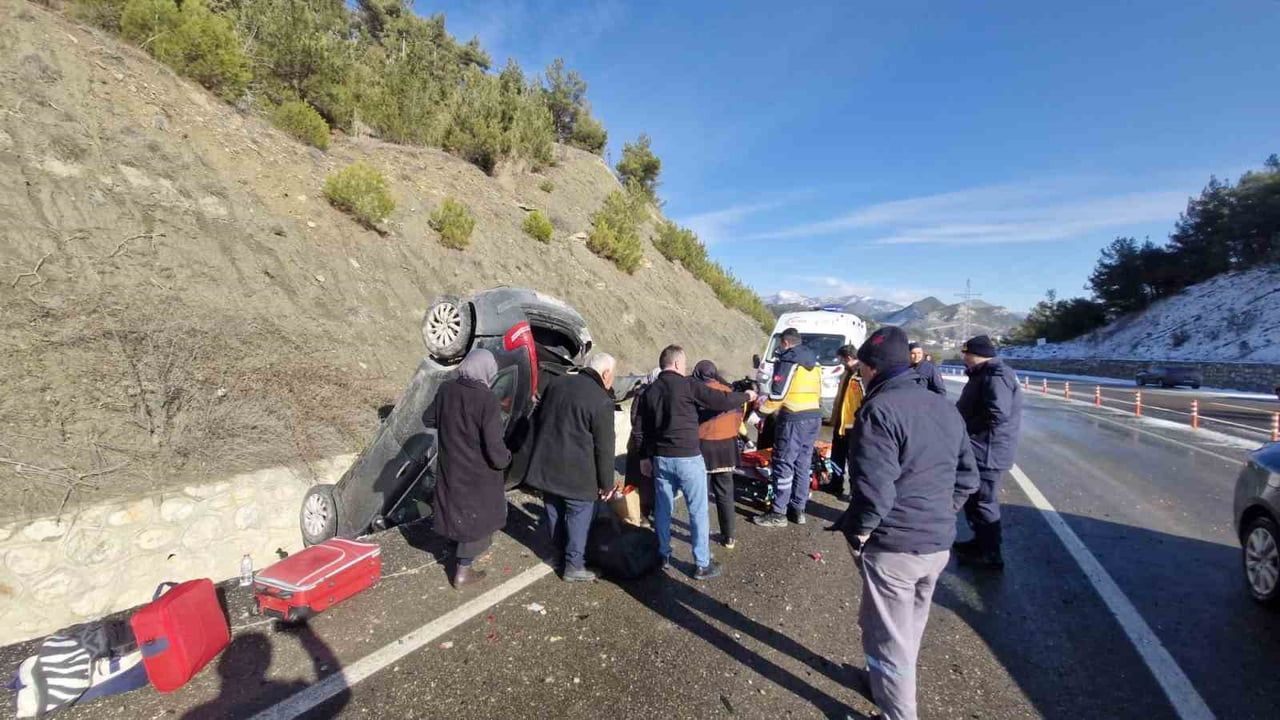 Buzlanma Nedeniyle Meydana Gelen Kazada 4 Kişi Yaralandı