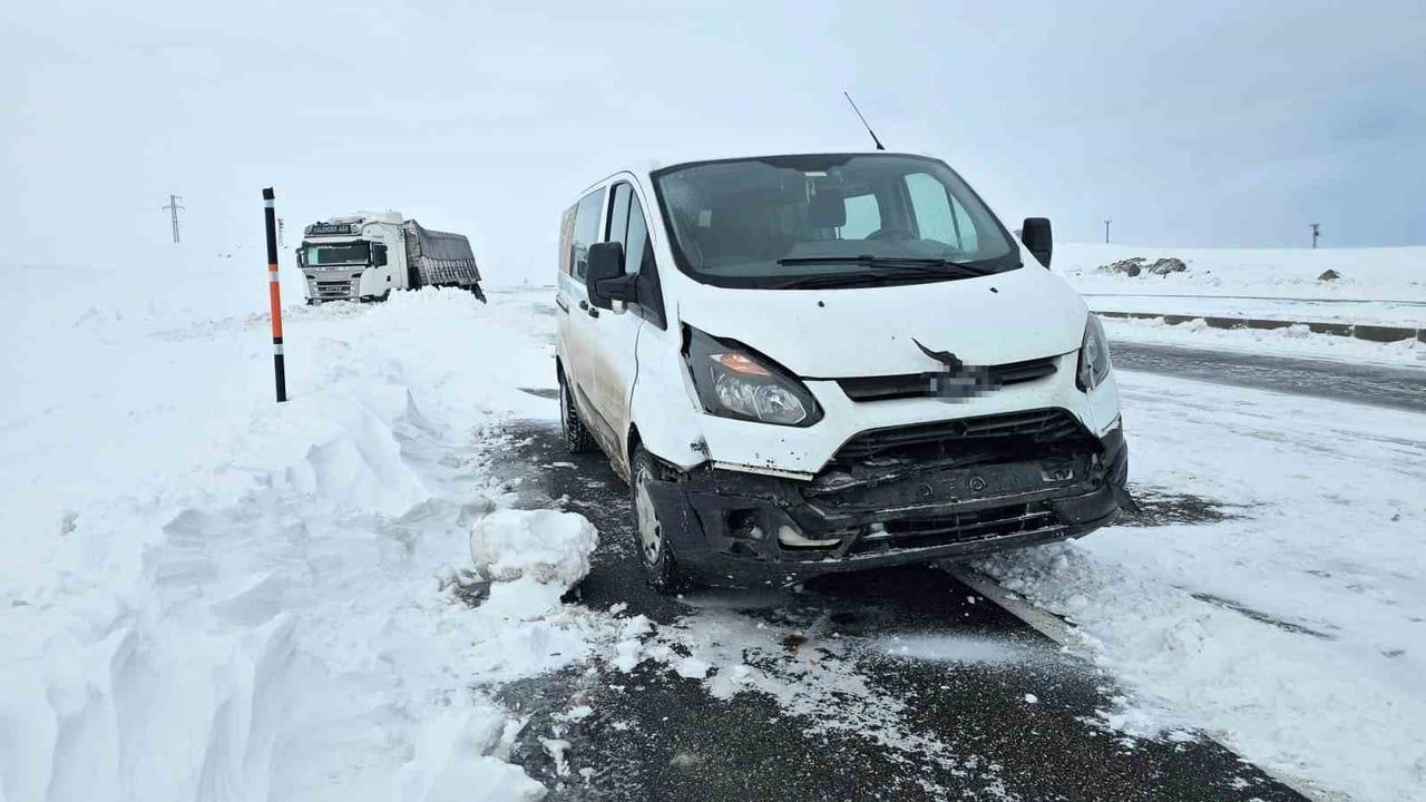 Buzlanma ve Fırtına Adilcevaz'da Kazalara Neden Oldu