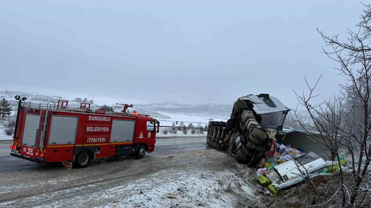 Buzlu Yolda Devrilen Tırda 1 Yaralı