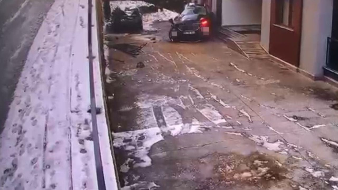 Buzlu Yolda Kontrolden Çıkan Araç Sitenin Bahçesine Uçtu