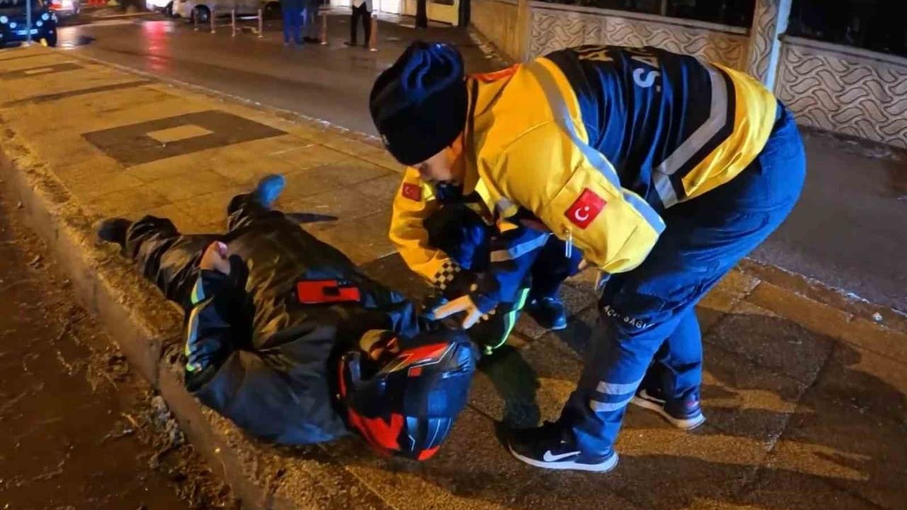 Buzlu Yolda Motosiklet Kazası: Kurye Yaralandı