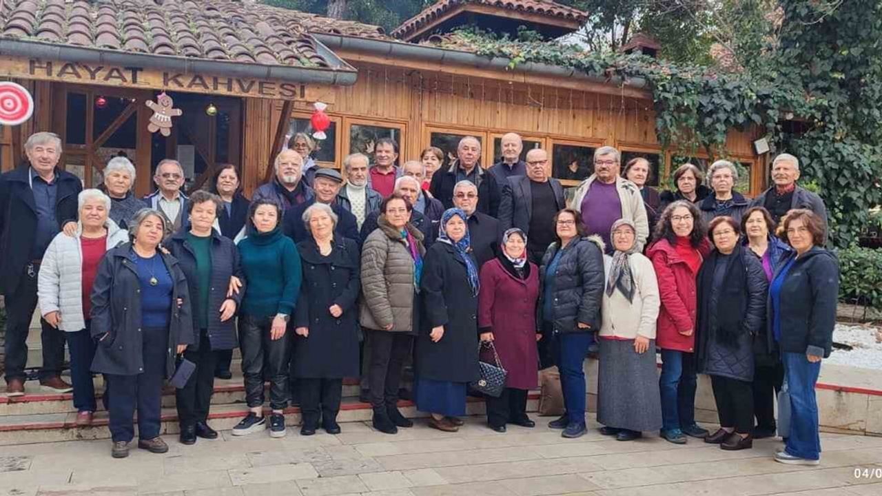 Çal Ticaret Lisesi Mezunları 45 Yıl Sonra Bir Araya Geldi