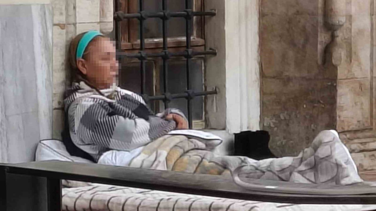 Cami Avlusunda Yaşayan Kadın Otele Geçmeyi Reddetti