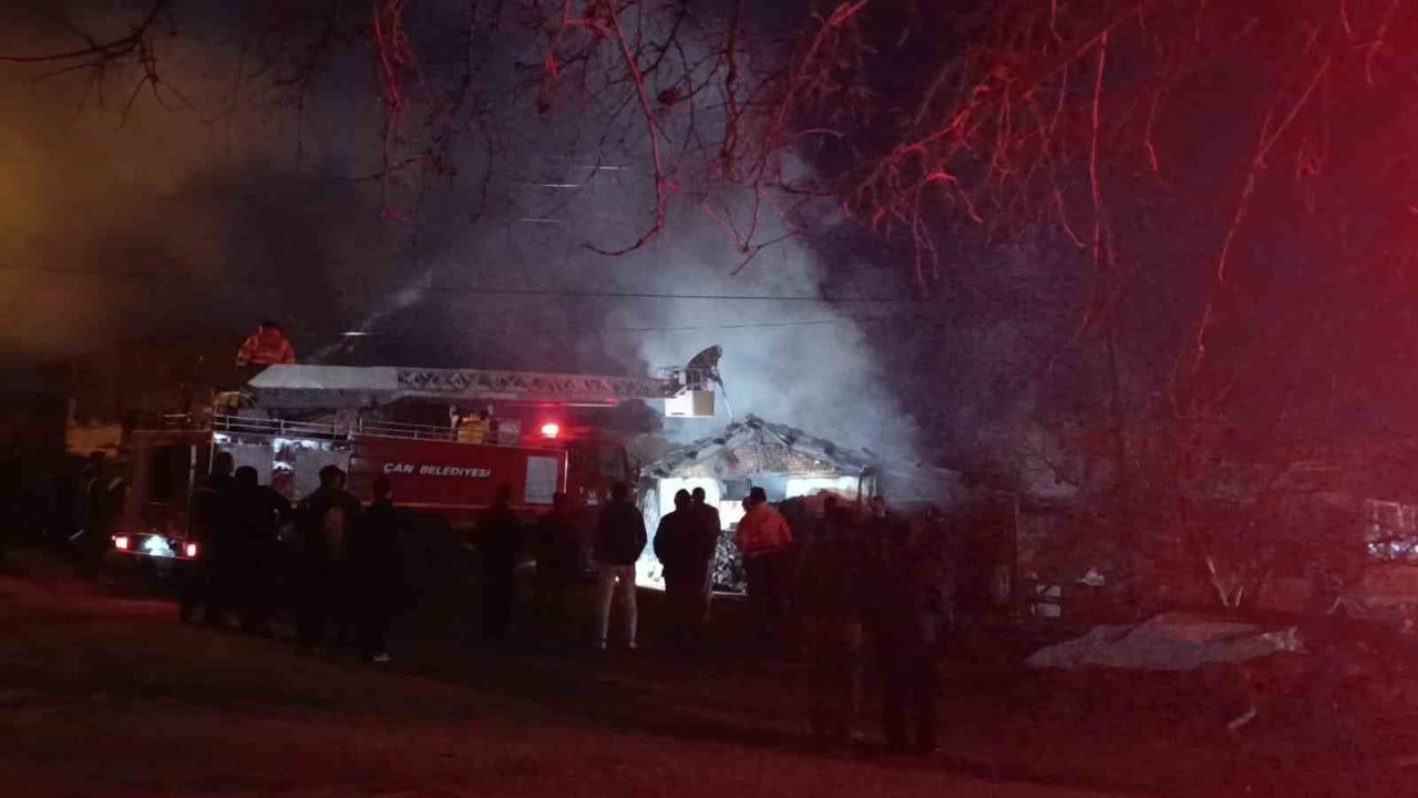 Çan'da Yangın: 1 Otomobil ve 1 Motosiklet Yanarak Kullanılamaz Hale Geldi