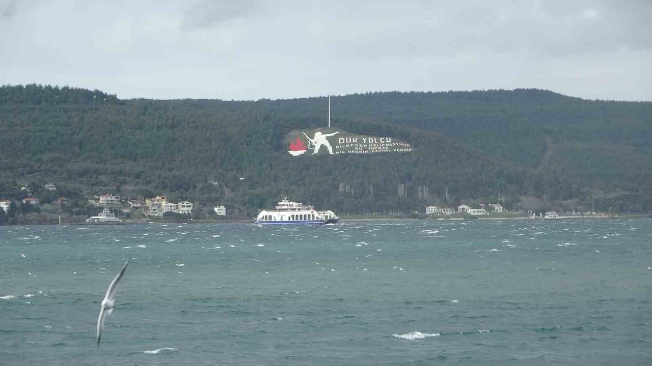 Çanakkale Boğazı'nda Fırtına Nedeniyle Geçişler Durduruldu