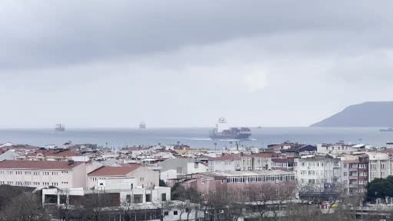 Çanakkale Boğazı'nda Gemi Trafiği Yeniden Başladı
