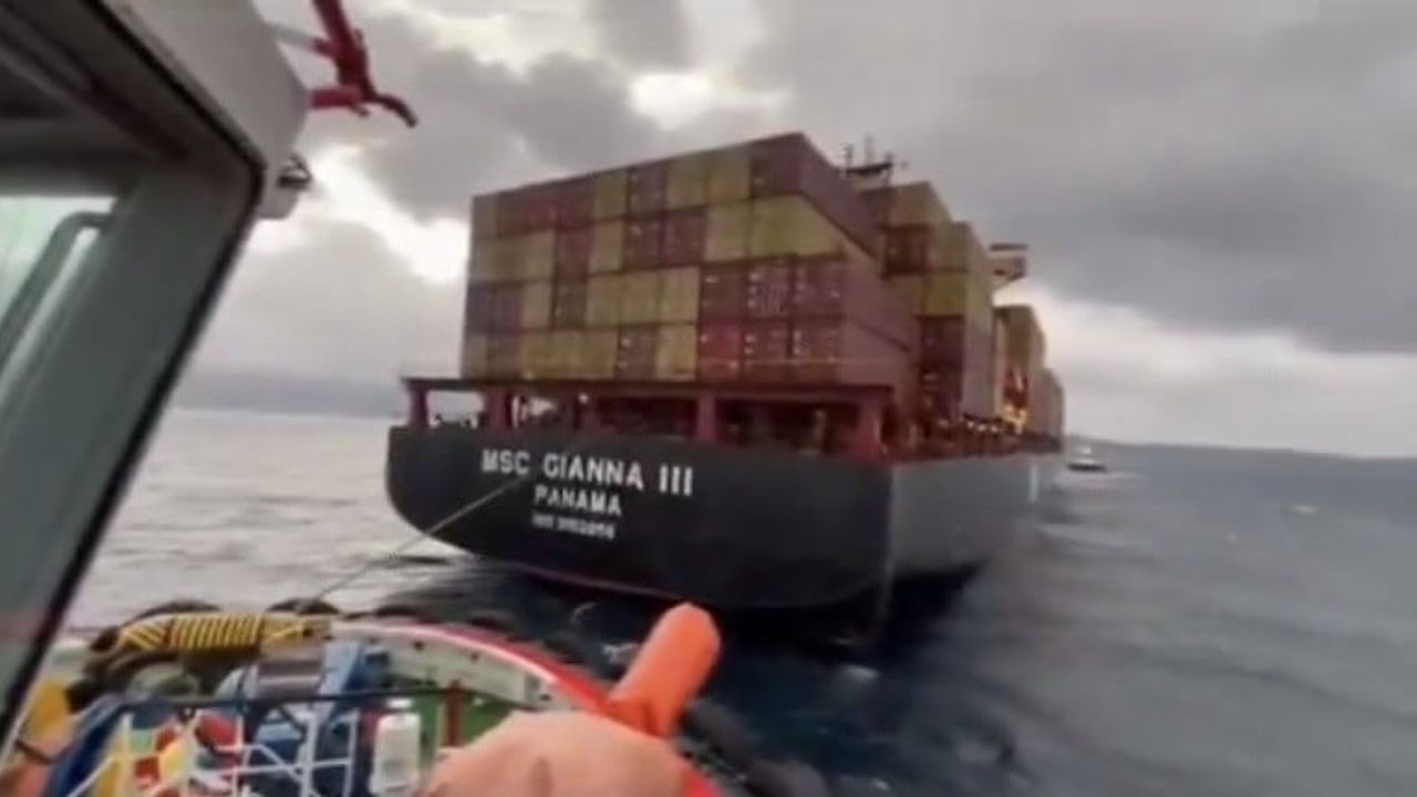 Çanakkale Boğazı'nda Konteyner Gemisi Arızalandı