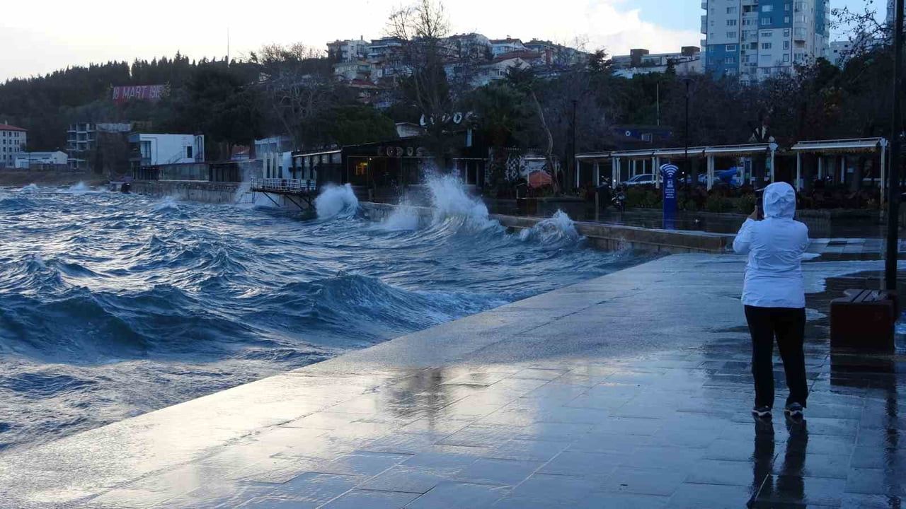 Çanakkale Boğazı'nda Lodos Fırtınası Nedeniyle Seferler Durduruldu
