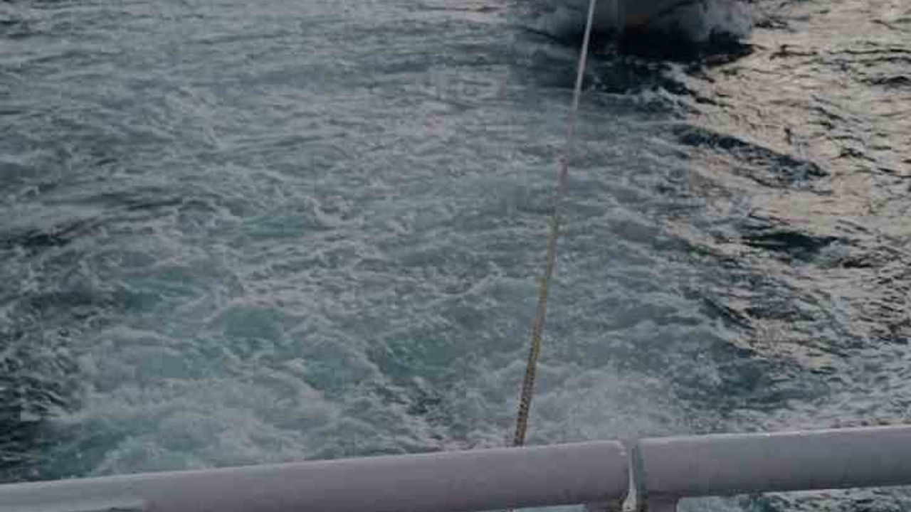 Çanakkale Boğazı'nda Sürüklenen Tekne Kurtarıldı