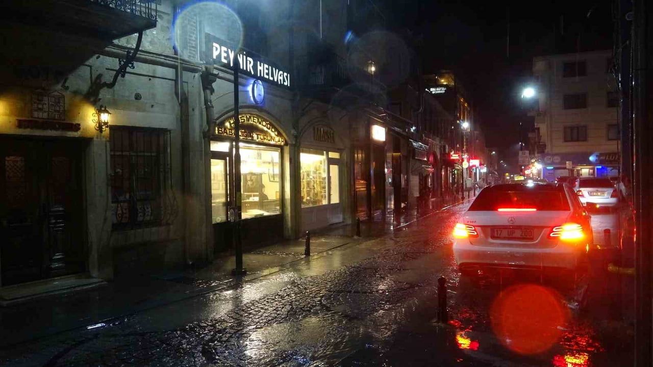 Çanakkale'de Sağanak Yağış Cadde ve Sokakları Göle Döndürdü