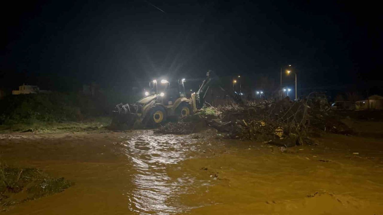 Çanakkale'de Sağanak Yağış Sonrası Kepez Çayı Taştı