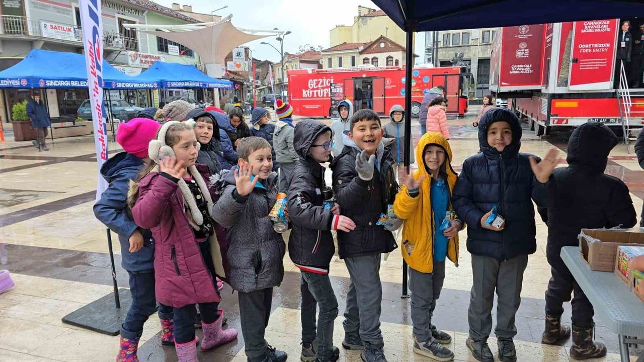 Çanakkale Savaşları Mobil Müzesi Sındırgı'da İlgiyle Karşılandı