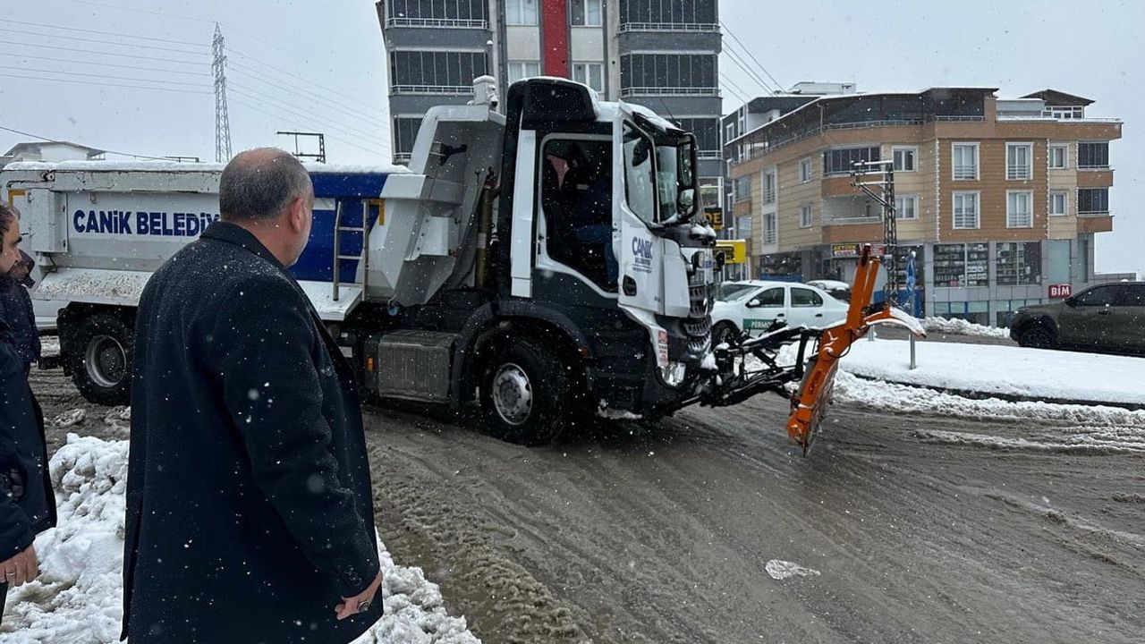 Canik’te Karla Mücadele Çalışmaları Devam Ediyor