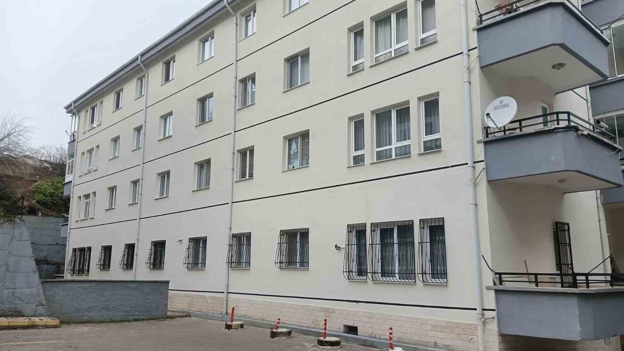 Çankaya'da Apartman Çökmesi: Tahliye Edilenler Güvenli Bölgelere Ulaşmaya Çalıştı