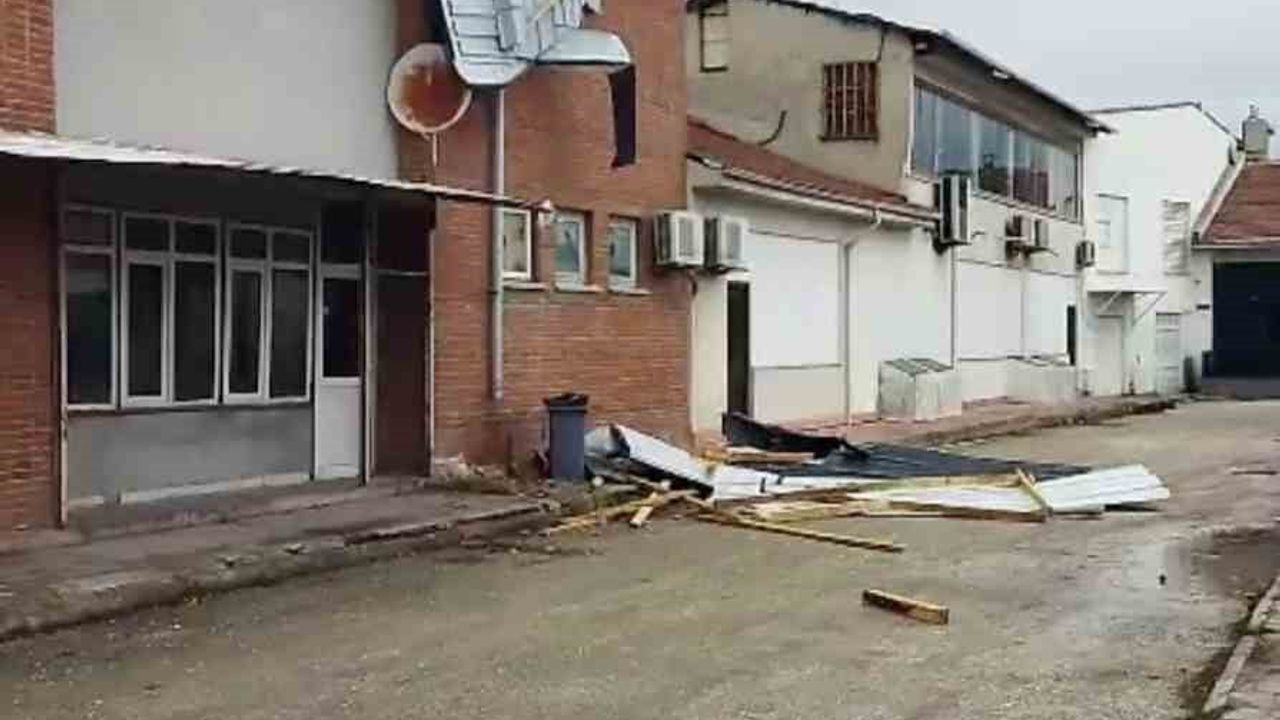 Çankaya Mahallesi'nde Fırtına Maddi Hasara Neden Oldu