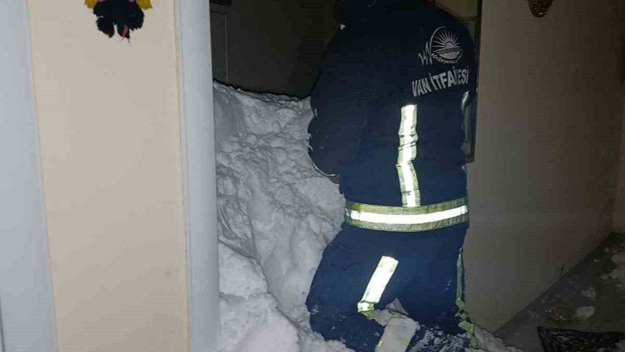 Çatak'ta Çığ Felaketi: 1 Kayıp, 22 Ev Boşaltıldı