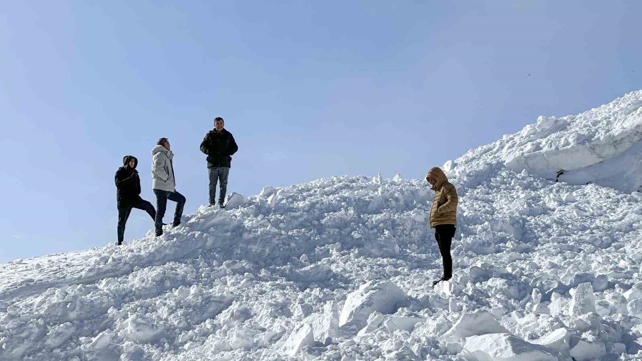 Çatak'ta İki Ayrı Çığ Düşmesi