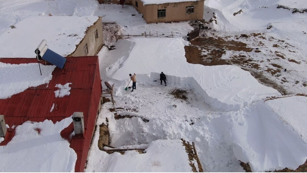Çatak'ta Yoğun Kar Yağışı Sonrası Vatandaşlar Damları Temizliyor