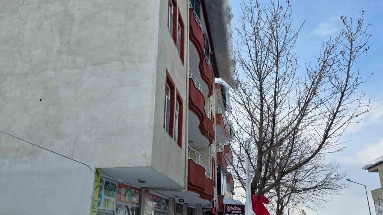 Çatılardaki Buz Kütleleri Tehlike Oluşturuyor