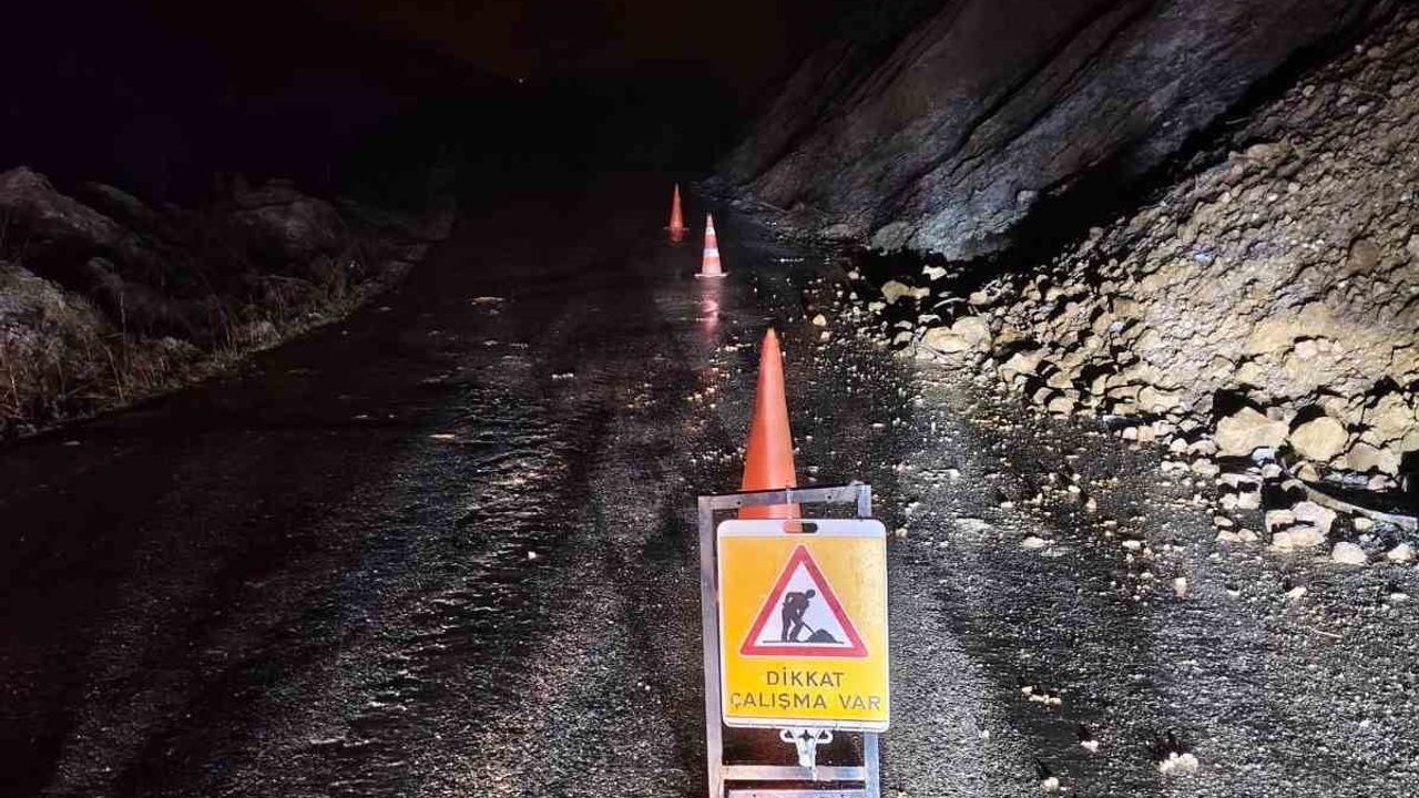 Çaycuma’da Heyelan Trafiği Engelledi