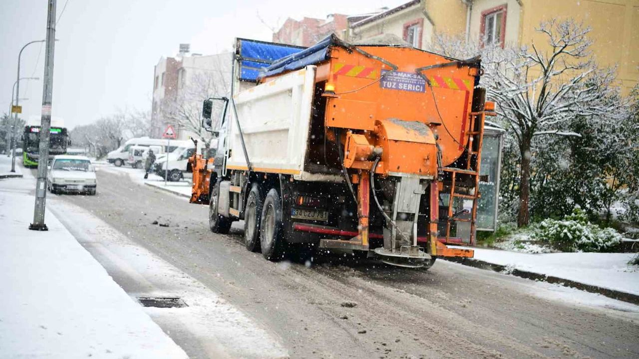 Çayırova'da Karla Mücadele Devam Ediyor