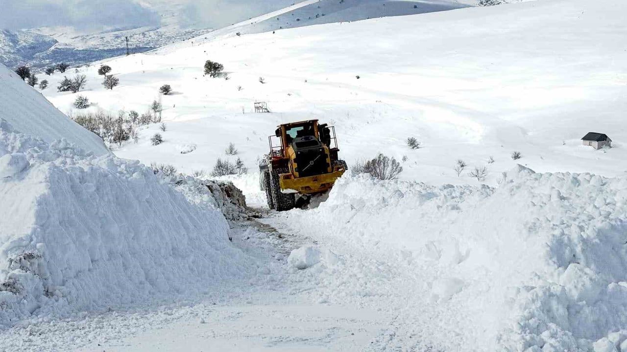 Çemişgezek'te Kar Mücadelesi: Köylülerin Sevinci Kameralarda