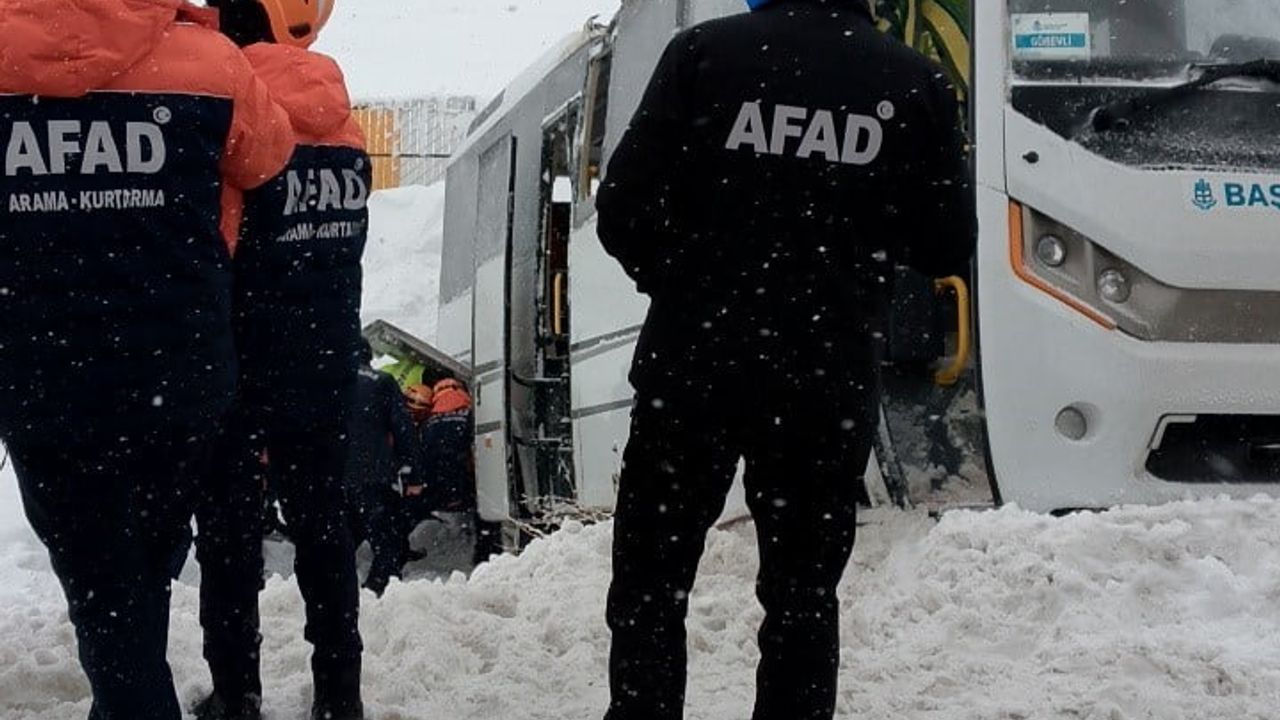 Cenaze Taşıyan Minibüs Devrildi, 22 Yaralı