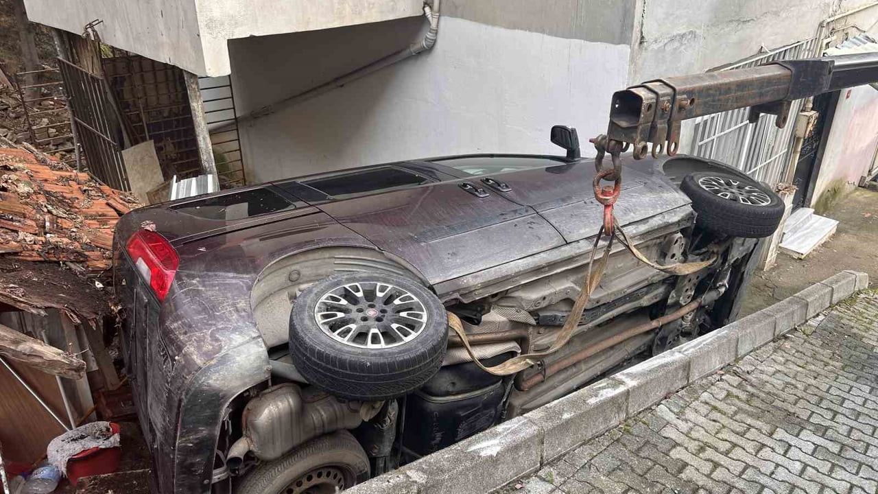 Çengelköy'de Kontrolden Çıkan Araç Bahçeye Uçtu