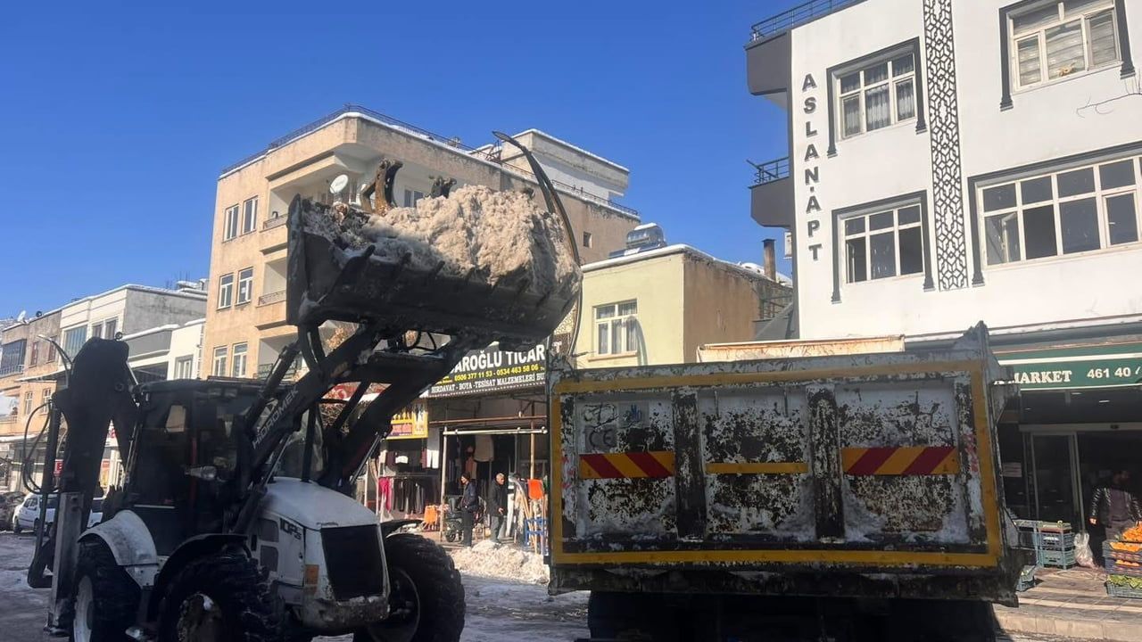 Çermik'te Kar Temizliği İle Normal Hayata Dönüş