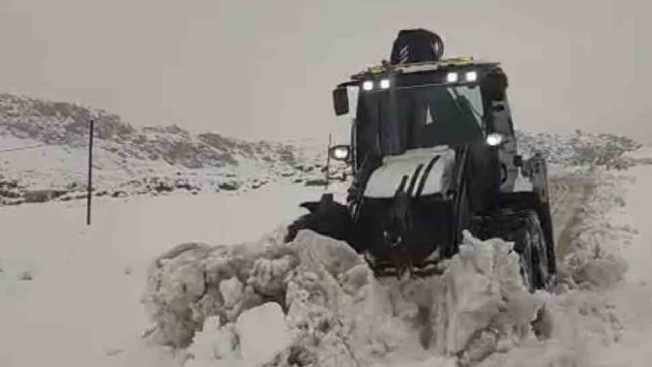 Çermik'te Kar Yağışı Sonrası Mahalle Yolları Açıldı