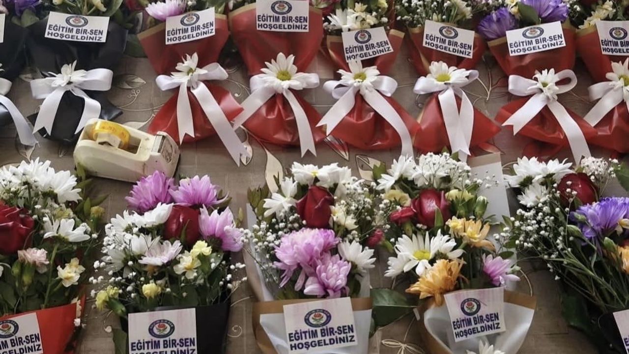 Çermik'te Yeni Öğretmenlere Çiçeklerle Karşılama