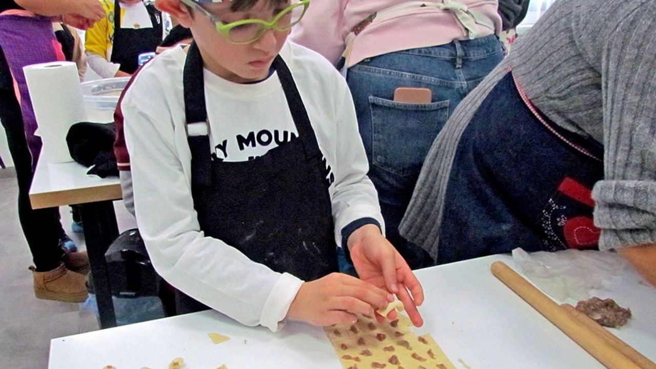 Çeşme'de Gastronomi Atölyesi ile Öğrenciler Eğlenerek Öğreniyor