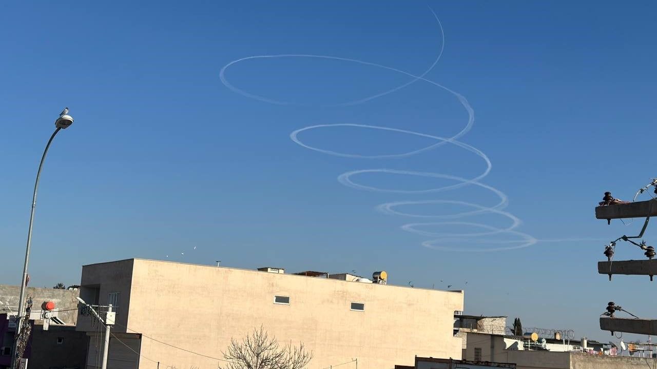 Ceylanpınar'da Savaş Uçağının İlginç Gökyüzü Performansı