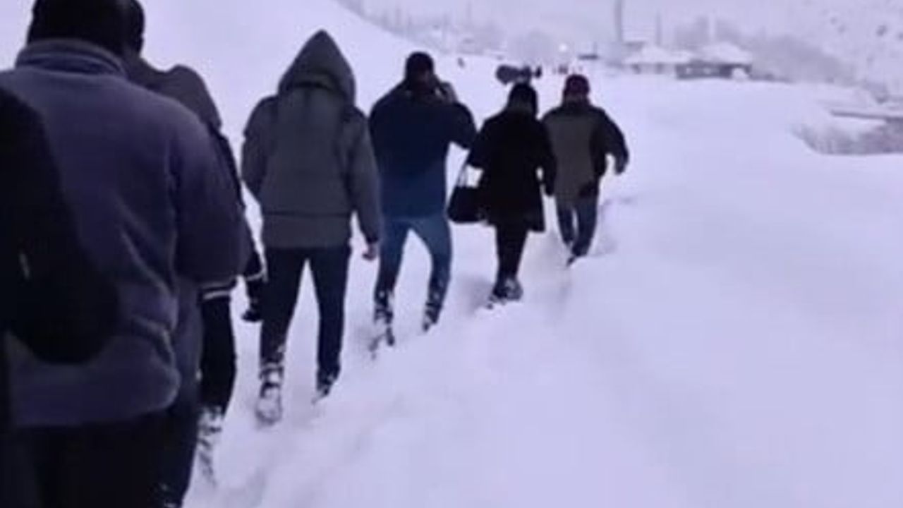 Çığ Felaketi: Hakkari-Van Karayolu'nda Mahsur Kalan Yolcular Çanaklı Köyü'nde Misafir Edildi